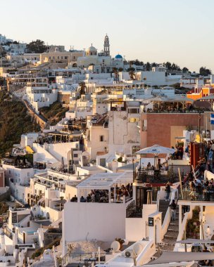 Gün batımında Santorini 'nin ana köyü Fira' nın manzarası. Fira, Santorini, Yunanistan, Nisan. 2022