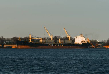 Kıyıdaki bir kargo gemisinin manzarası.