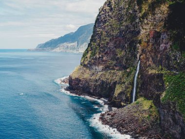 Portekiz, Madeira 'da orman kayalıkları olan güzel bir kıyı manzarası.
