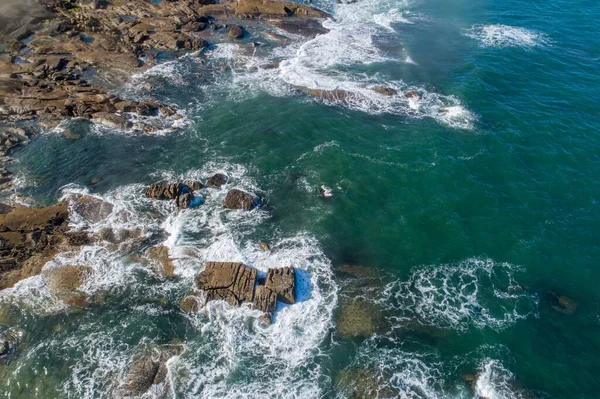 空中无人驾驶飞机俯瞰海岸岩石上的波浪 — 图库照片