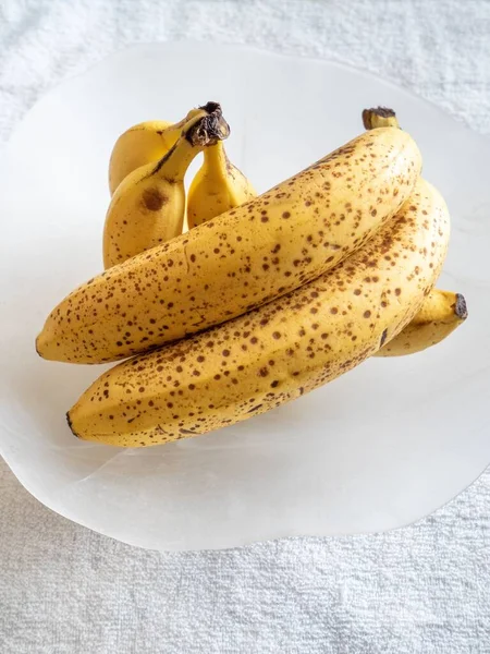 Верхний Вид Перезрелых Бананов Белой Тарелке — стоковое фото