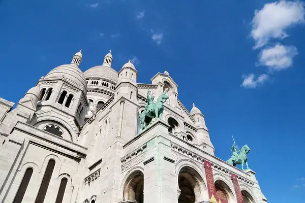 フランスの曇り空の下で神聖な心の大聖堂の外観デザインの低角度ショット — ストック写真