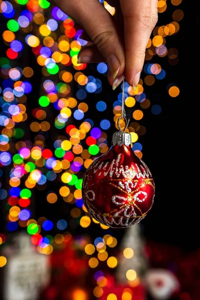 Eine Vertikale Aufnahme Einer Hand Die Eine Weihnachtsdekoration Mit Bokeh — Stockfoto