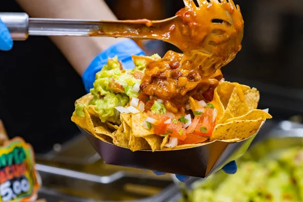 Nacho Con Guacamole Con Tomate Cebolla Picada Concepto Gastronómico Mexicano — Foto de Stock