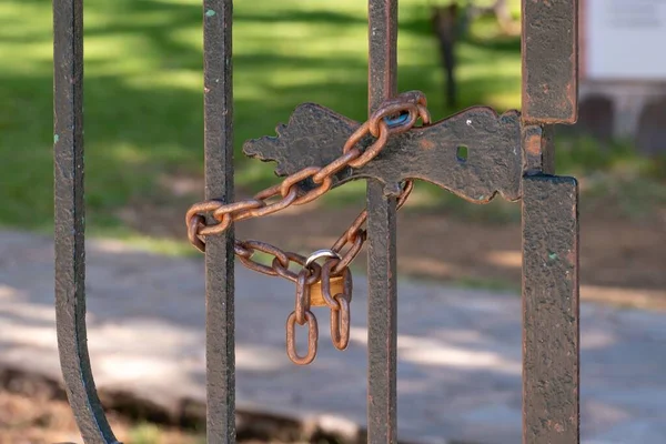 Candado Una Vieja Cadena Hierro Oxidado — Foto de Stock