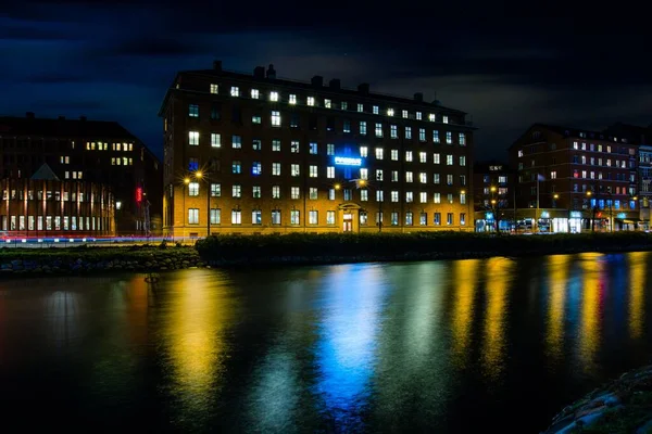 Budynek Mieszkalny Pobliżu Wody Malmö Szwecja Nocy Światłami — Zdjęcie stockowe