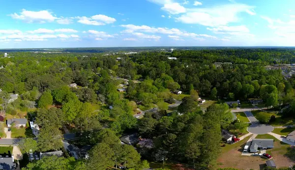 Uma Vista Drone Bairro Suburbano Perto Uma Floresta Durante Dia — Fotografia de Stock