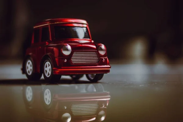 Tiro Foco Seletivo Carro Brinquedo Pequeno Vermelho Brilhante — Fotografia de Stock