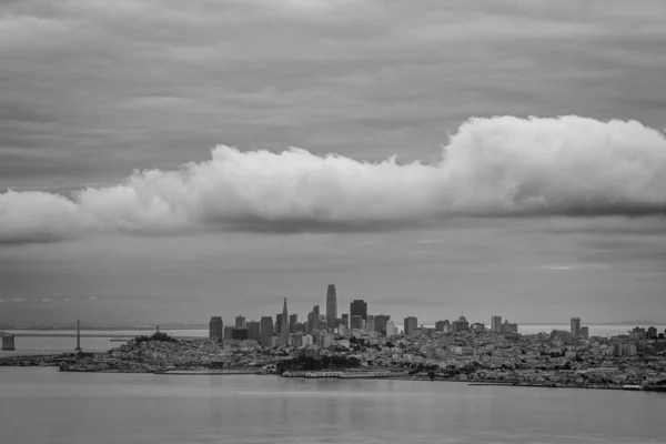 巨大な雲の下でサンフランシスコの街並みのグレースケールショット — ストック写真