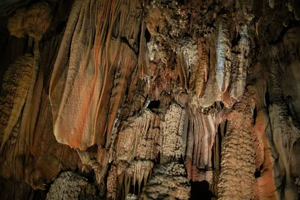 Ένα Κοντινό Πλάνο Όμορφων Βραχωδών Επιφανειών Μια Σπηλιά — Φωτογραφία Αρχείου