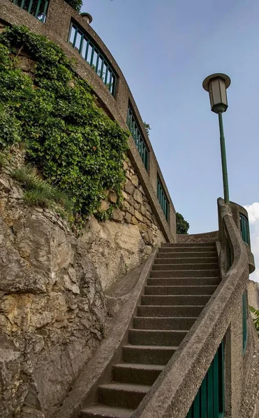 Plan Vertical Vieil Escalier Par Une Paroi Rocheuse — Photo