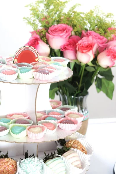 Een Baby Shower Party Dessert Tafel Met Rozen Chocolade Aardbeien — Stockfoto