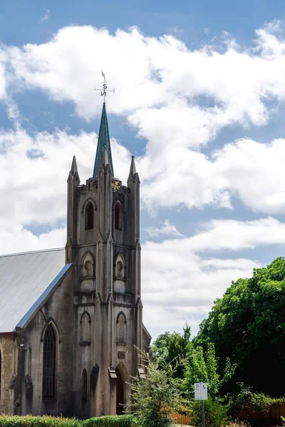 Vertikální Záběr Presbyteriánského Kostela Proti Zatažené Obloze — Stock fotografie