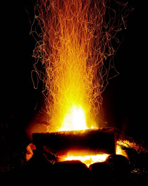 Eine Vertikale Aufnahme Eines Lagerfeuers Langzeitbelichtung — Stockfoto