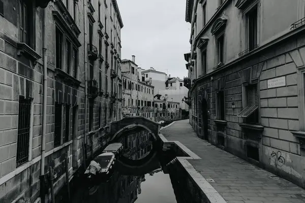 Een Grijsschaal Opname Van Een Atmosferisch Smal Kanaal Venetië — Stockfoto