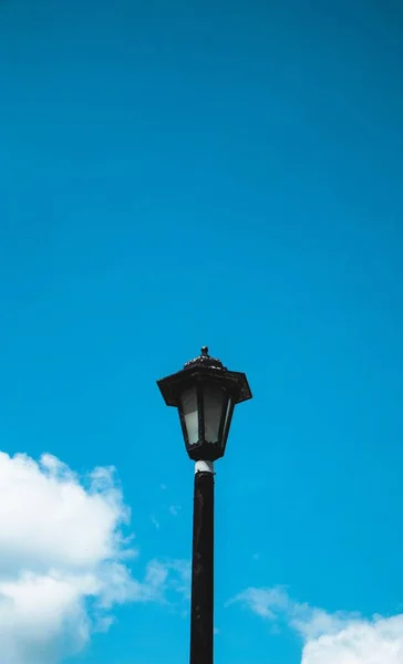 Lampione Con Sfondo Cielo Blu — Foto Stock