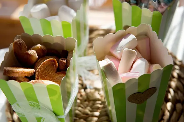 Primer Plano Cajas Papel Rayas Blancas Verdes Con Bocadillos Una — Foto de Stock