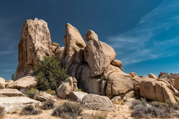 Ένα Όμορφο Τοπίο Της Ερήμου Τραχείς Σχηματισμούς Βράχων Μια Ηλιόλουστη — Φωτογραφία Αρχείου