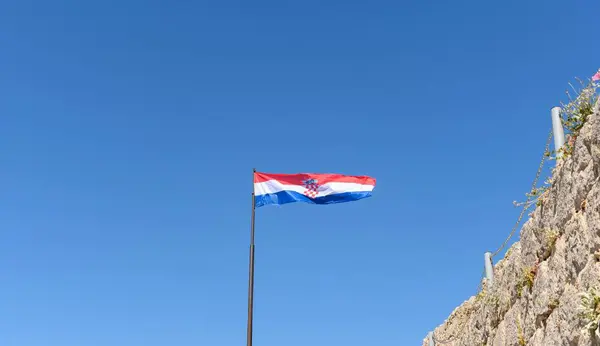 Pandangan Rendah Terhadap Bendera Kroasia Pada Sebuah Tiang Dekat Benteng — Stok Foto