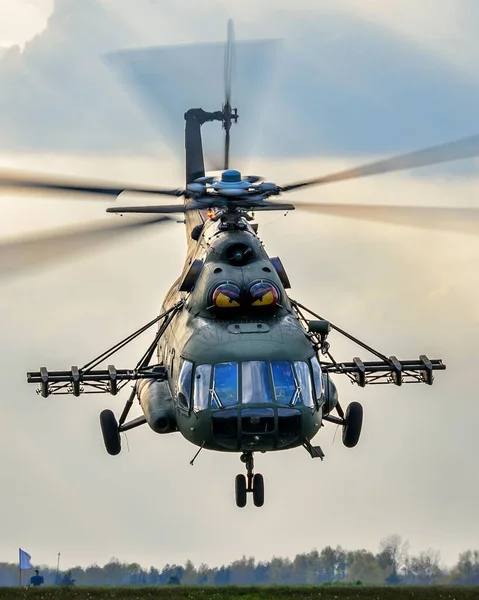 Close Helicóptero Exército Polonês Durante Treinamento Voos Céu Nublado — Fotografia de Stock