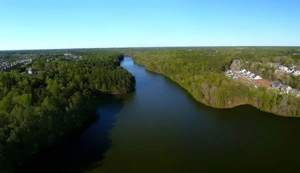 Uma Vista Drone Rio Largo Cercado Por Densas Florestas Sob — Fotografia de Stock