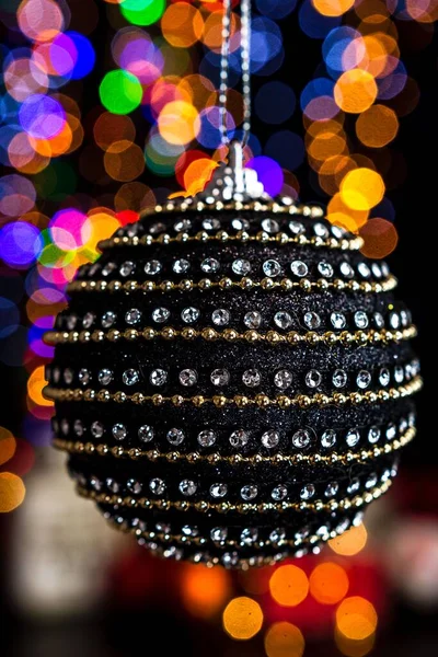 Disparo Vertical Una Decoración Bolas Negras Navidad Con Luces Navidad —  Fotos de Stock