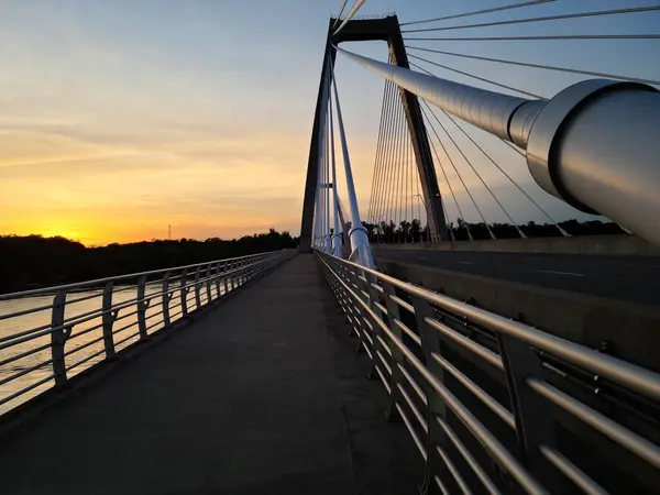 Μια Μαγευτική Θέα Ενός Χρυσαφένιου Ηλιοβασιλέματος Πάνω Από Γέφυρα — Φωτογραφία Αρχείου