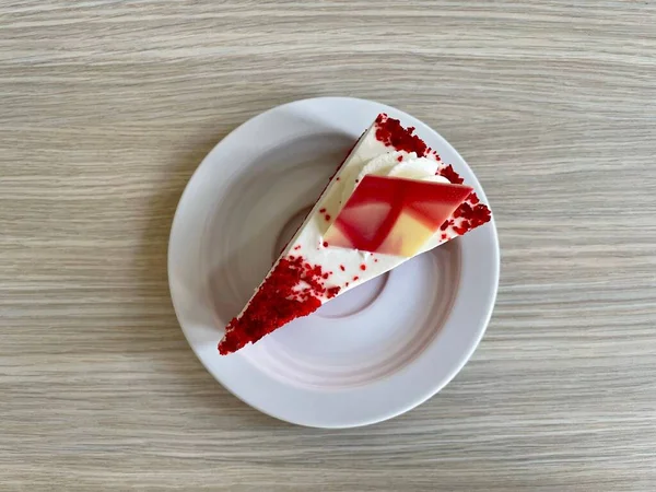 Beyaz Bir Tabakta Beyaz Çikolatayla Süslenmiş Kırmızı Kadife Pastanın Ahşap — Stok fotoğraf