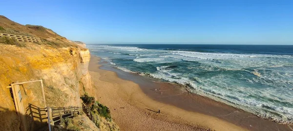 Une Plage Partir Point Haut Une Falaise Rocheuse Avec Ciel — Photo