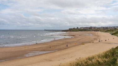 İngiltere 'nin kuzeydoğusundaki Tynemouth' daki Long Sands plajının manzarası..