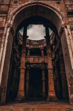 Pavagad, Gujarat, Hindistan 'daki tarihi tuğla cami heykelinin dikey çekimi