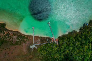 Güneşli bir günde sakin mavi bir denizin büyüleyici manzarası.
