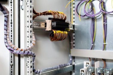 Kablolu bir elektrik santralinin yakın çekim görüntüsü.