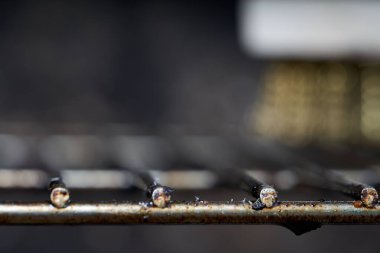 Fırının çelik raflarının yakın çekim görüntüsü.