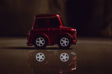 Parlak kırmızı oyuncak bir arabanın seçici odak noktası.