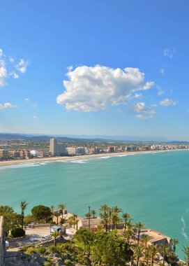 Deniz kenarındaki ufuk çizgisinden dikey bir hava manzarası