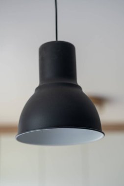 Siyah bir lambanın dikey yakın çekimi.