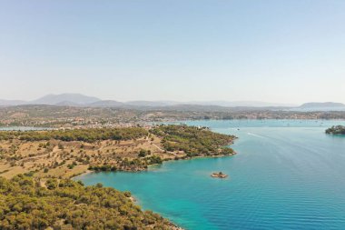 Ağaçlı bir sahilin kuş bakışı görüntüsü