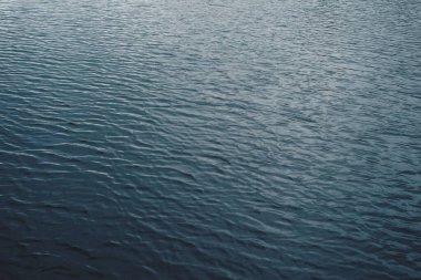 Güzel, saf, sakin bir su yüzeyi.