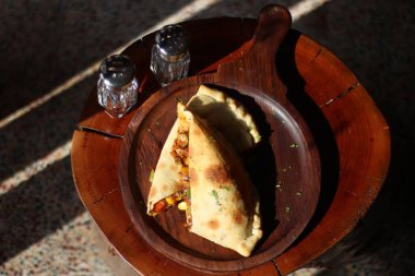 Tahta tabakta iki dilim yemeğin üst görüntüsü.