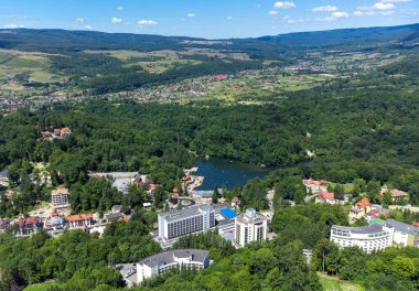 Balneoclimateric tedavileriyle ünlüdür.