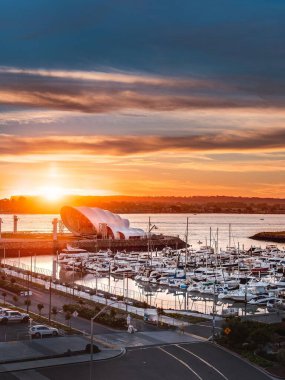 San Diego 'da gemileri olan bir limanda altın bir günbatımının güzel bir görüntüsü.