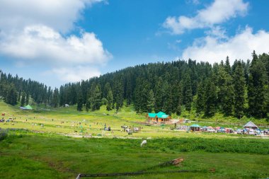 Gulmarg, Jammu ve Kashmir 'de dağlar ve gökyüzü manzarası.