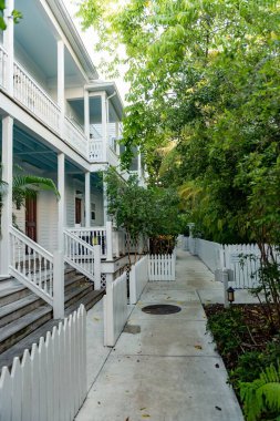 Key West, FL, ABD 'de bir sahil evinin ön verandası.