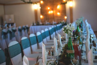 Organize düğün yeri yemek masasının yüksek açılı çekimi.