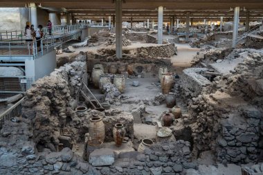 Akrotiri, Santorini, Yunanistan, Nisan. 2022 yılı. 16. yüzyılda volanik patlamalarla yıkılan eski bir Minos şehri olan Akrotiri 'nin tarih öncesi yeri.
