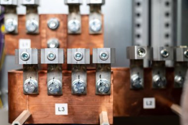 Elektrik santralinin kablo ve fünyeli yakın çekimi.