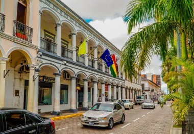 Santa Cruz de la Sierra şehir merkezinde park edilmiş bir araba ve sömürge mimarisi.
