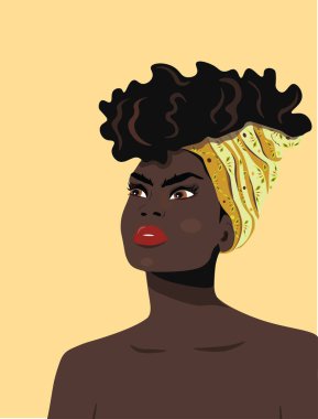 Kırmızı rujlu, sarı arka planda saç bandanalı Afrikalı bir kadın.