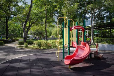 Güneşli bir günde parkta boş bir oyun parkı